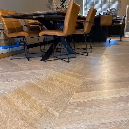 Nuovo servizio OEM progettato Alta qualità e buon prezzo Pavimenti in legno di quercia bianca lavata e spazzolata a lisca di pesce