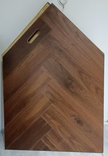 Pavimenti in laminato spc in legno a spina di pesce a spina di pesce con rovere con superficie liscia spazzolata