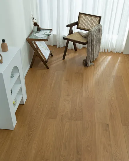 Pavimenti in legno di rovere ingegnerizzato laccato UV spazzolato